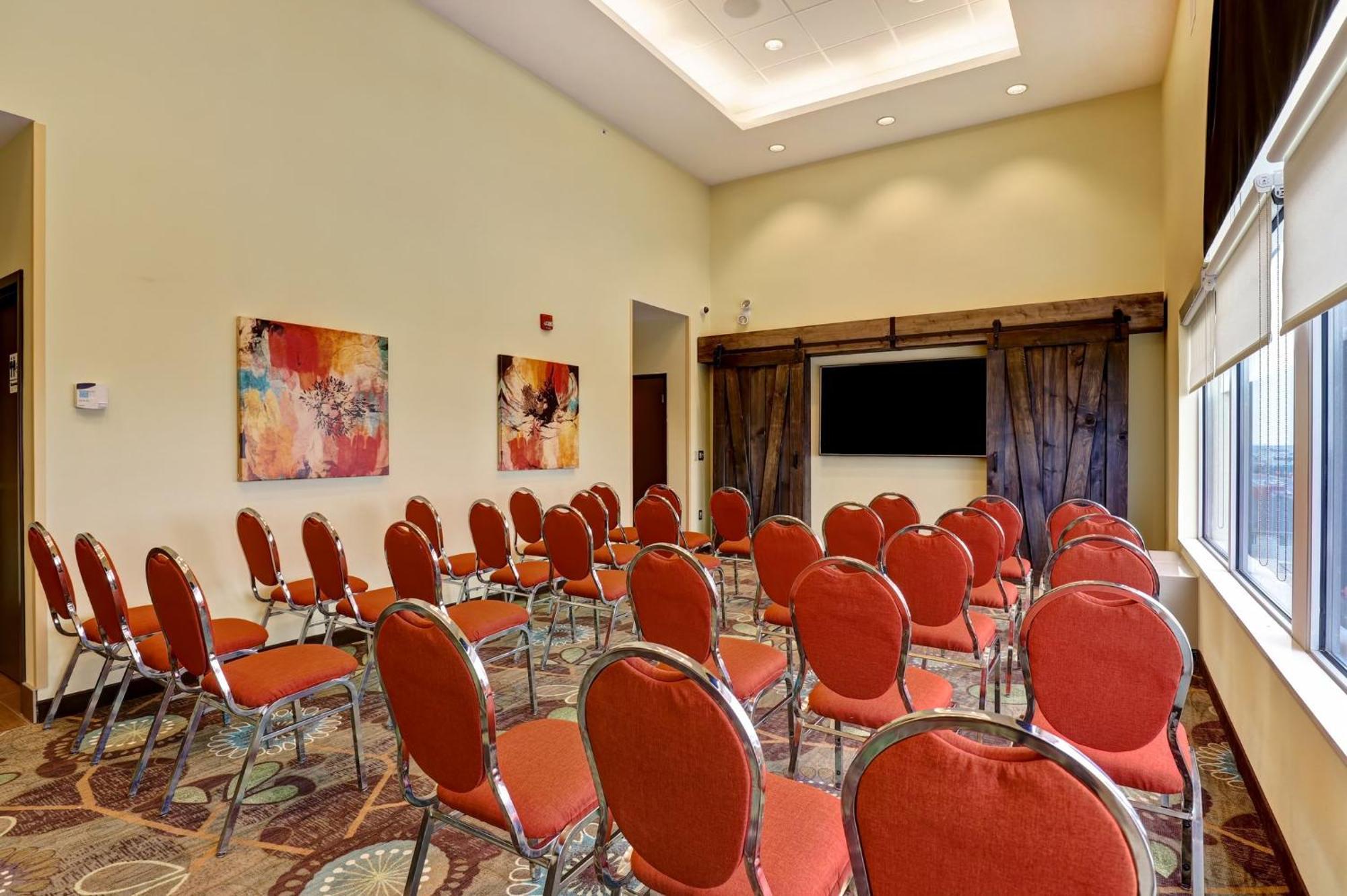 - Toronto West By Ihg Hotel 3*