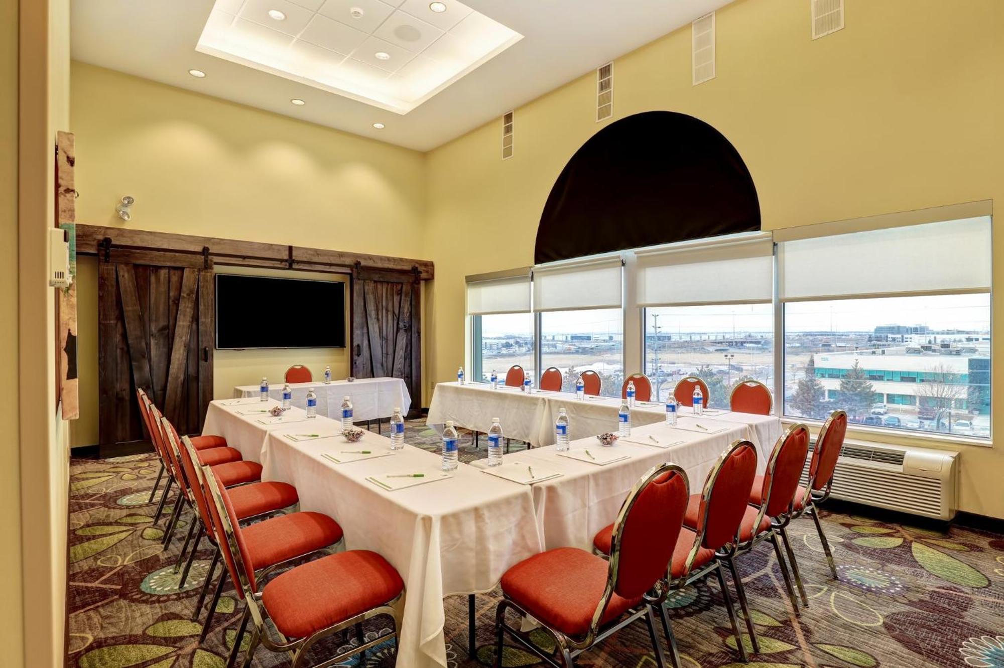 - Toronto West By Ihg Hotel 3*